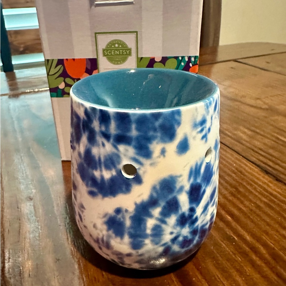 Scentsy Blue Tie Dye Mini Warmer